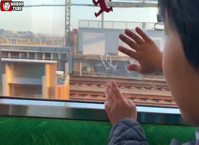 Video :A kid plays the re-imagined Subway Surfers game